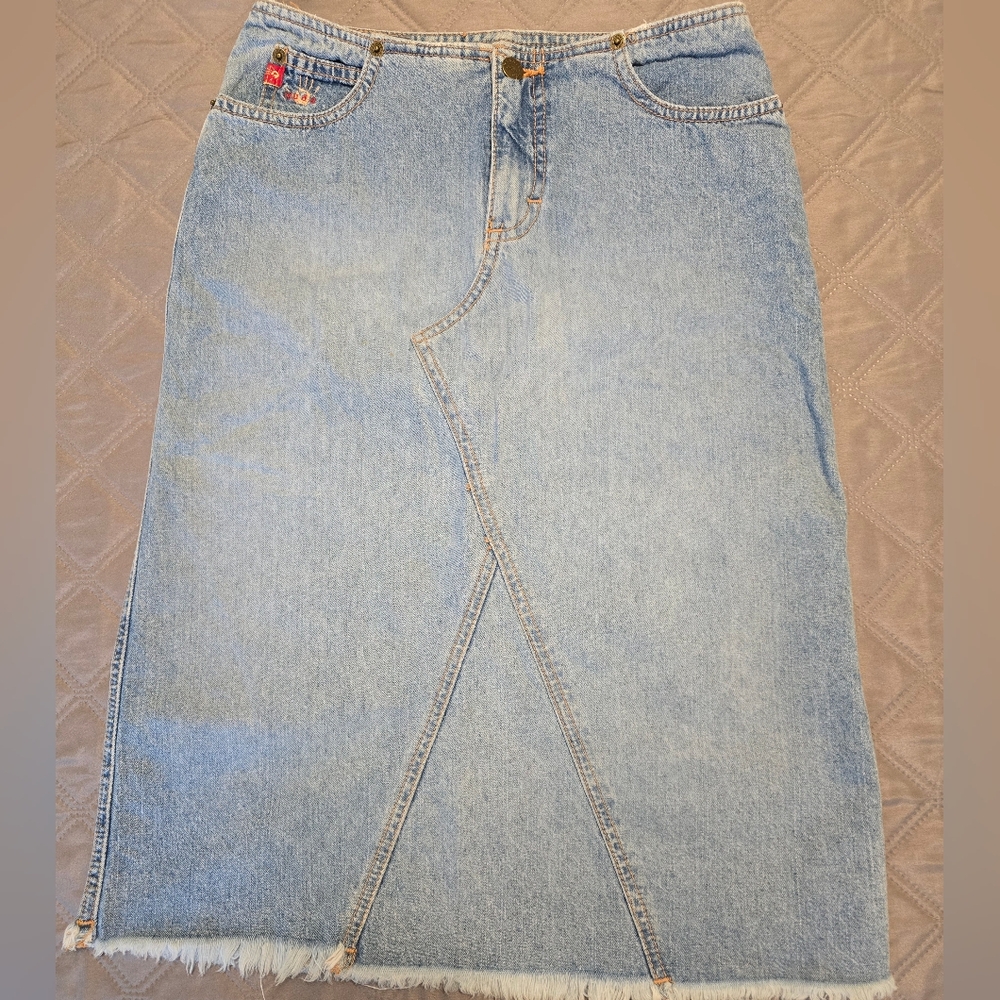 Like new-Vintage Mudd raw edged denim skirt.